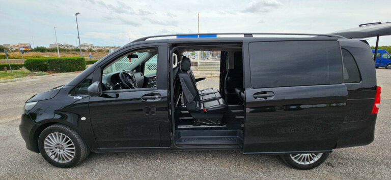 Minivan Mercedes-Benz Vito 8 posti, portellone passeggeri