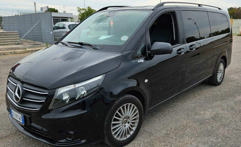 Minivan Mercedes-Benz Vito 8 posti, esterno anteriore