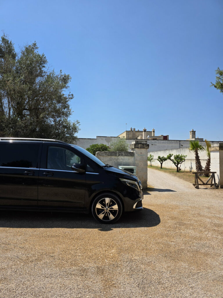 Minivan Mercedes-Benz Classe V in attesa passeggeri